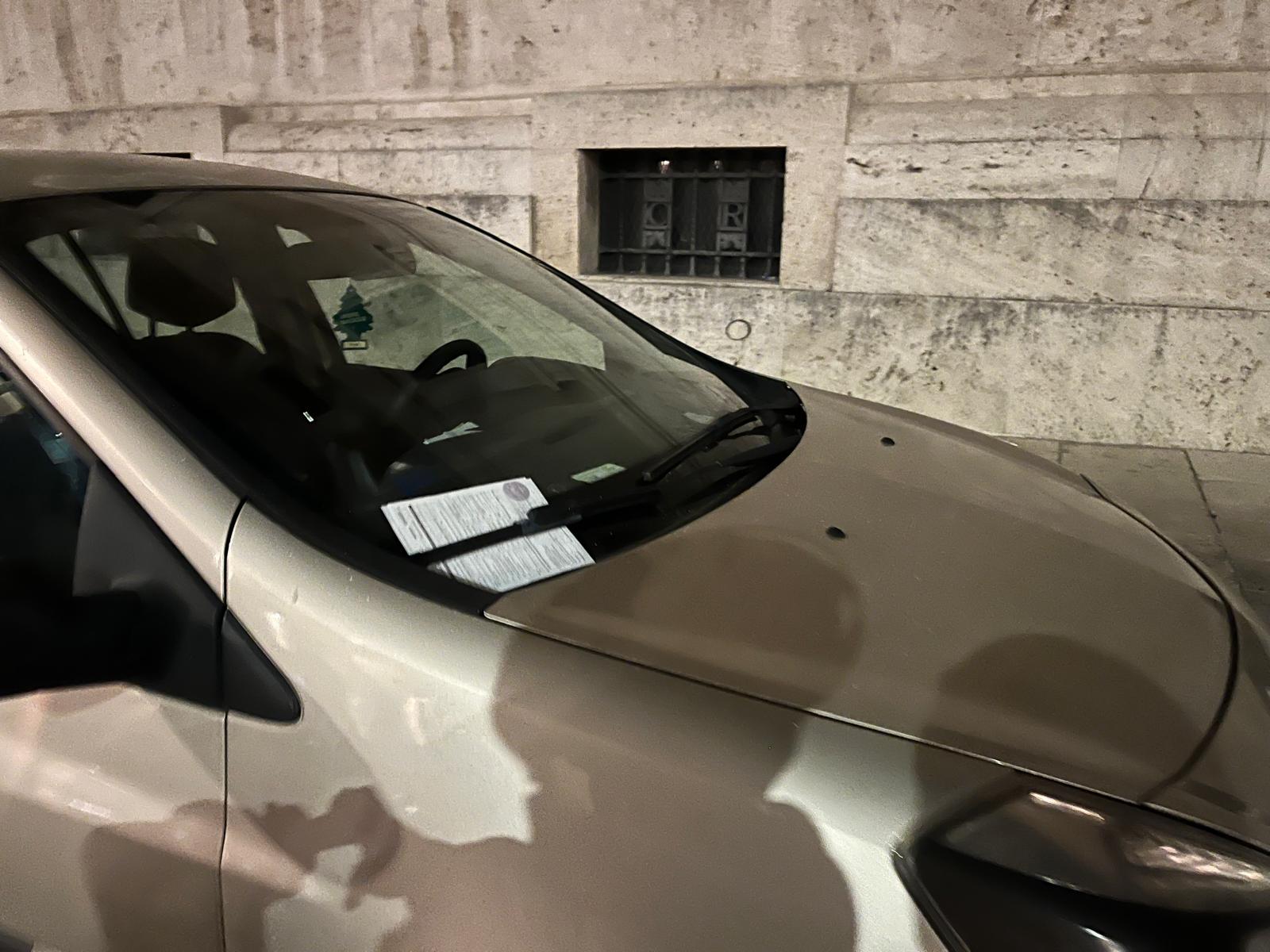 Sosta selvaggia in centro storico: fioccano le multe, ma solo a chi non ha il tagliando per residenti e autorizzati