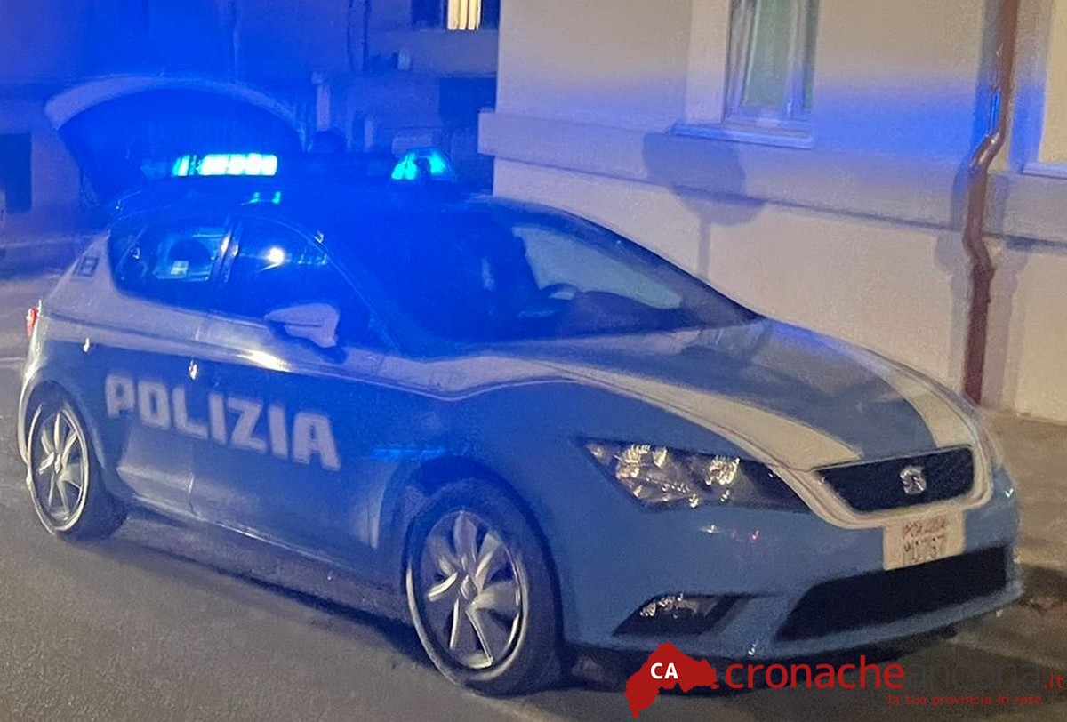 Guarda la partita in tv, lei gli cambia il canale: volano oggetti in casa