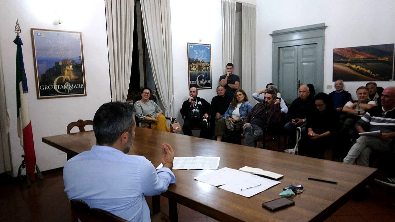 Turismo, gli imprenditori chiedono una comunicazione rapida: «Come ci difendiamo da mucillagine e piogge?»