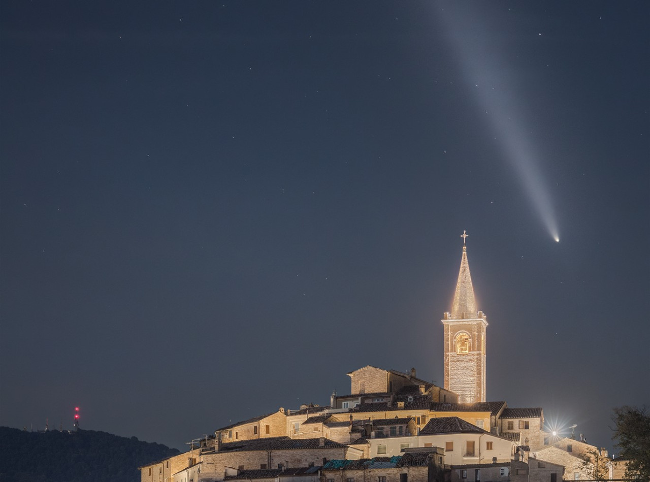 La cometa sopra il cielo di Castignano nella foto di Andrea Curzi