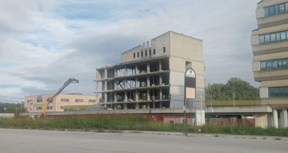 Demolizioni in corso: nasce il nuovo hotel targato Faraotti