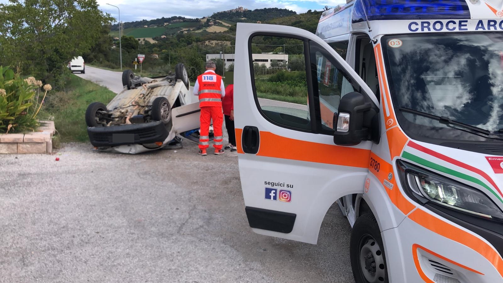 Auto si ribalta, paura per una donna