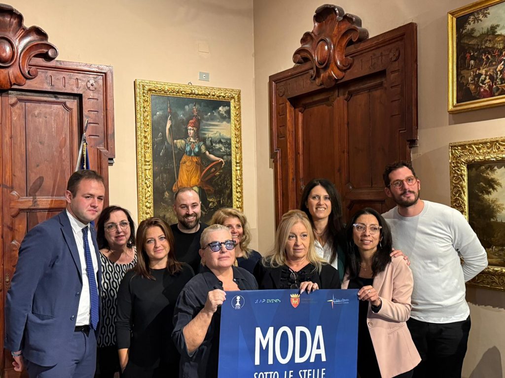 “Moda sotto le stelle – Il centro sfila”: sabato 5 ottobre torna con la nona edizione <span> (Video)