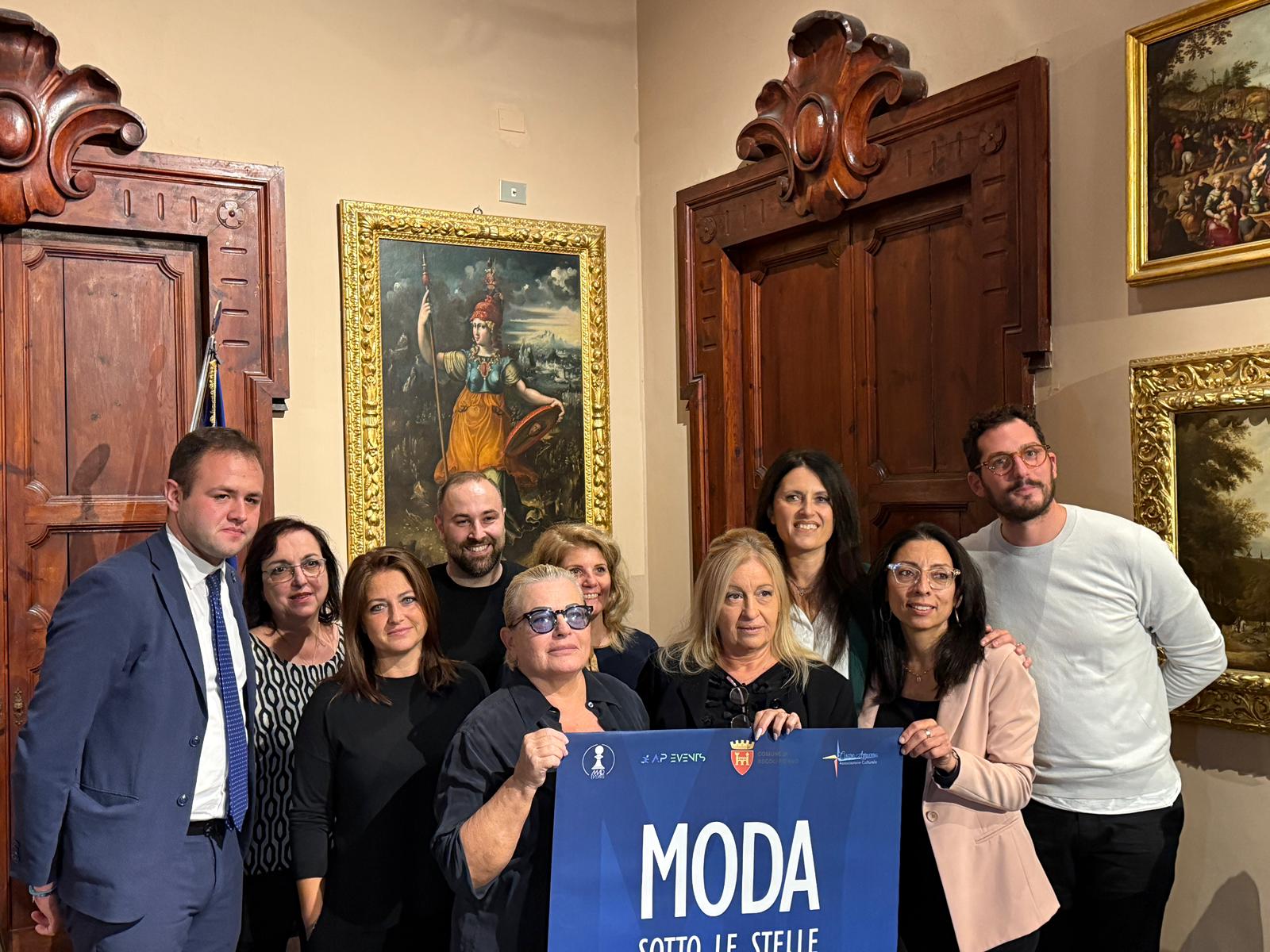 “Moda sotto le stelle – Il centro sfila”: sabato 5 ottobre torna con la nona edizione <span> (Video)