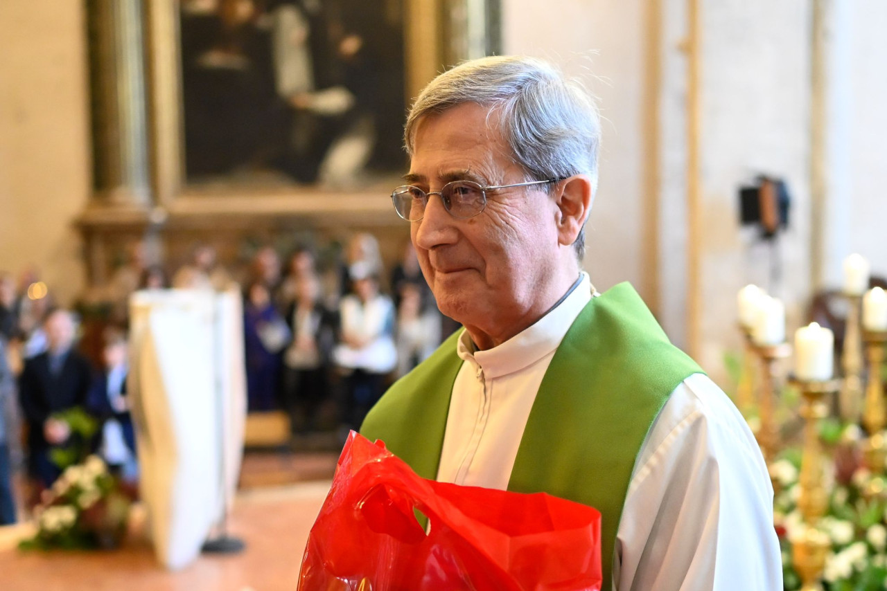 Don Carlo Lupi, 50 anni di sacerdozio: festa “a sorpresa” nella chiesa dove fu ordinato