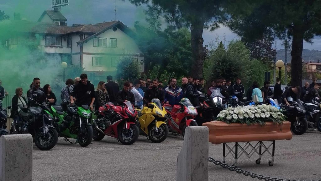 Il ruggito dei motori potente come il dolore per il commovente addio ad Alessio Pasquelli <span> (Video e foto)