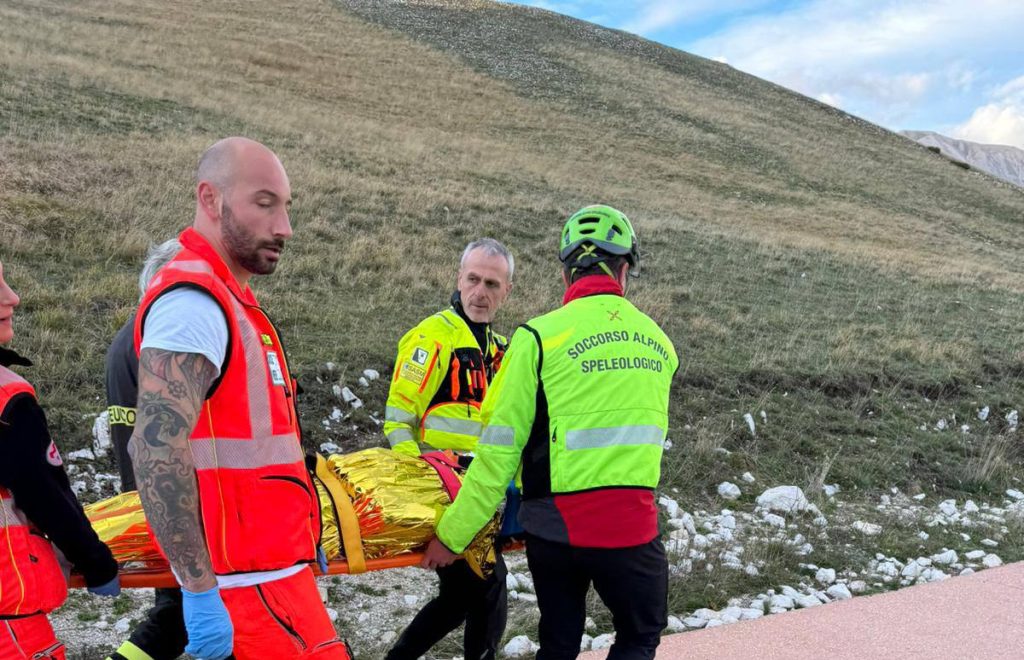 Biker cade durante escursione, ricoverato in eliambulanza al Torrette <span> (Video e foto)