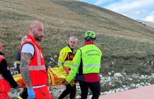 Biker cade durante escursione, ricoverato in eliambulanza al Torrette <span> (Video e foto)