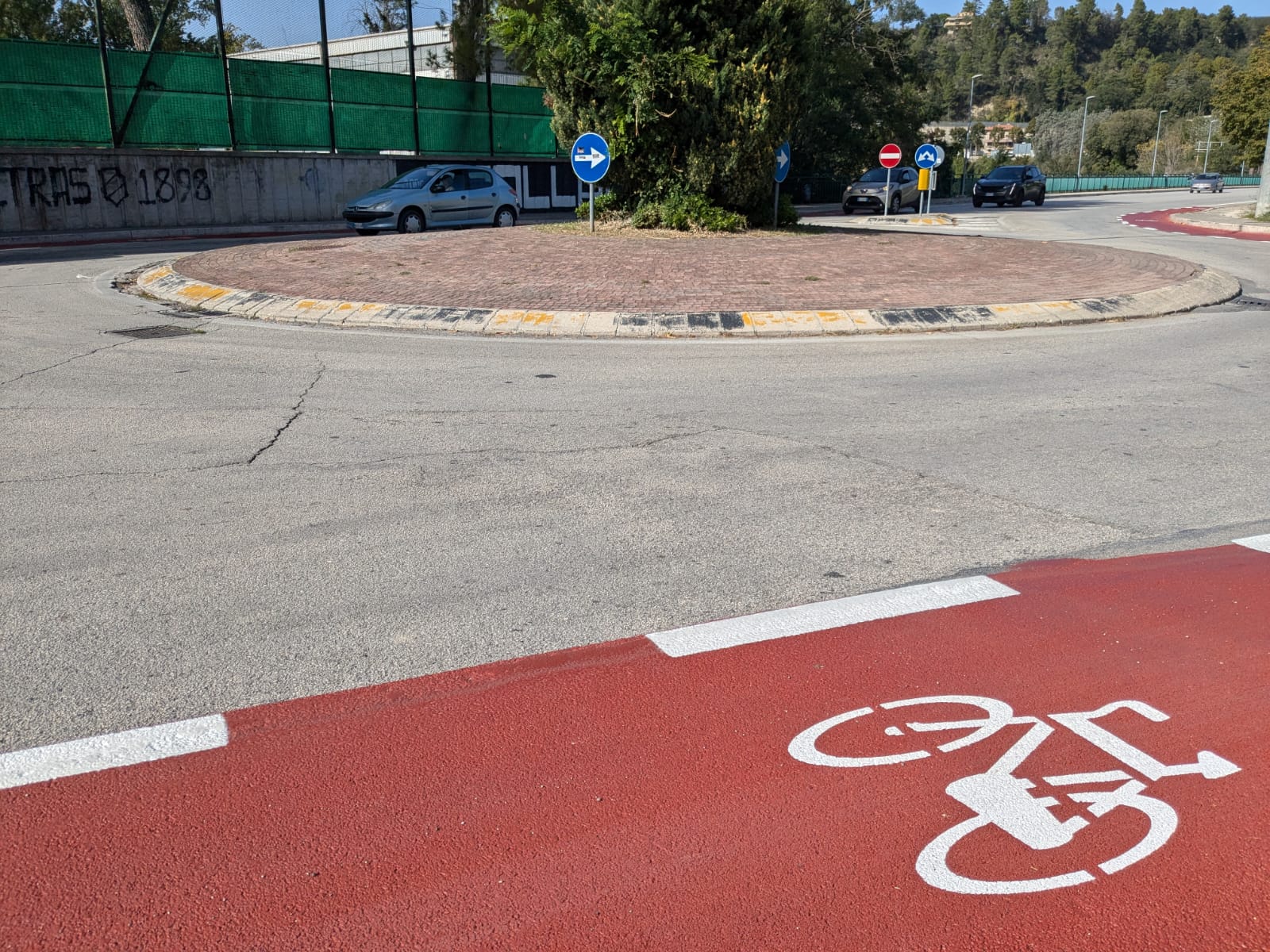 Nuova ciclopedonale in viale Rozzi, “Chigghie de Santa Chiara” scherzano a due passi dalle auto in corsa