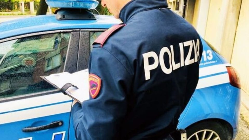 Accusa la badante di furto: scoppia la lite in strada