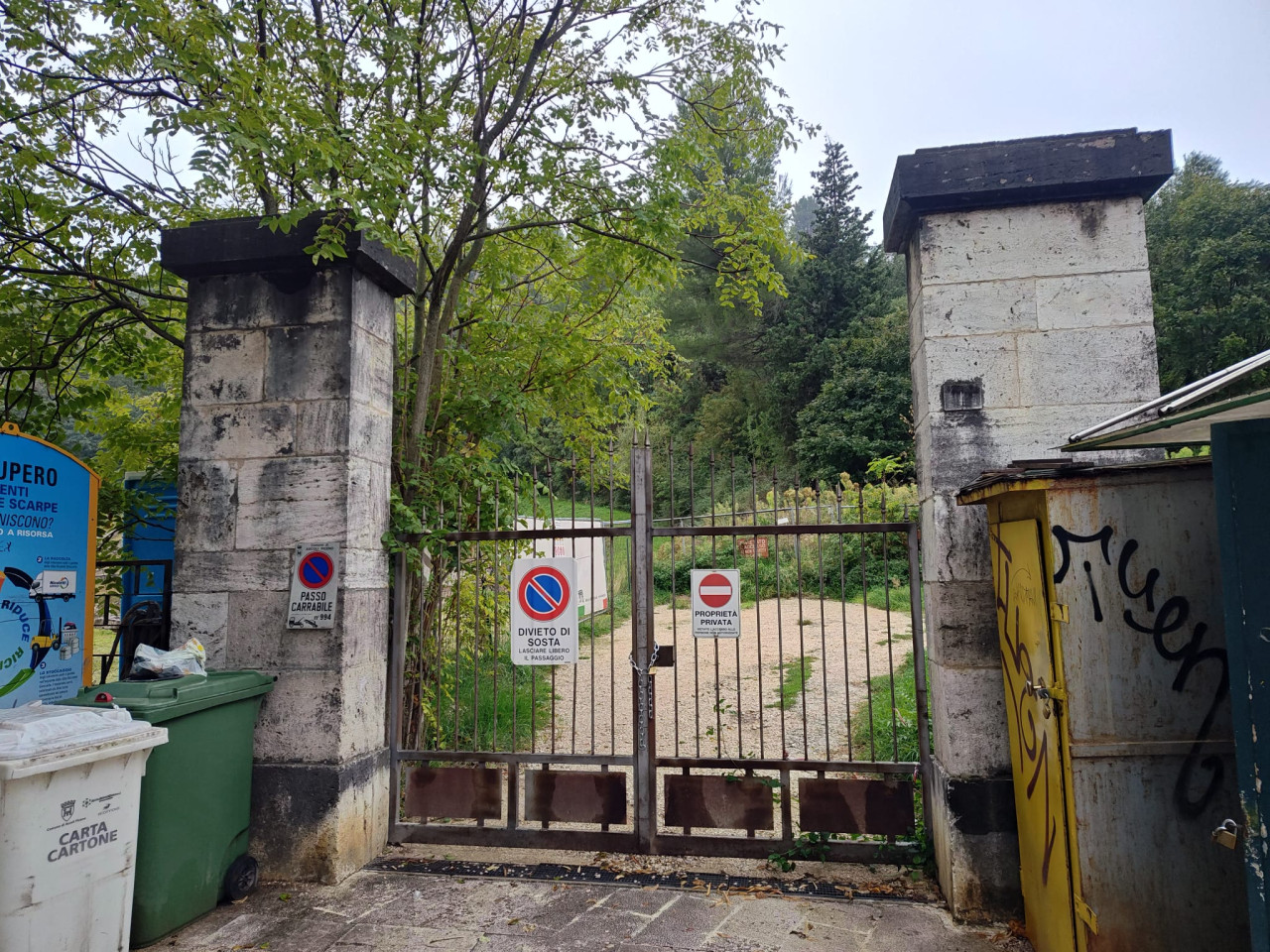 Teatro romano chiuso e rami fuori controllo, disagi per residenti e turisti a Porta Romana