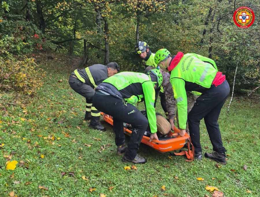 Cacciatore accusa malore: soccorso da 118, Vigili del fuoco e Soccorso Alpino <span> (Video e foto)