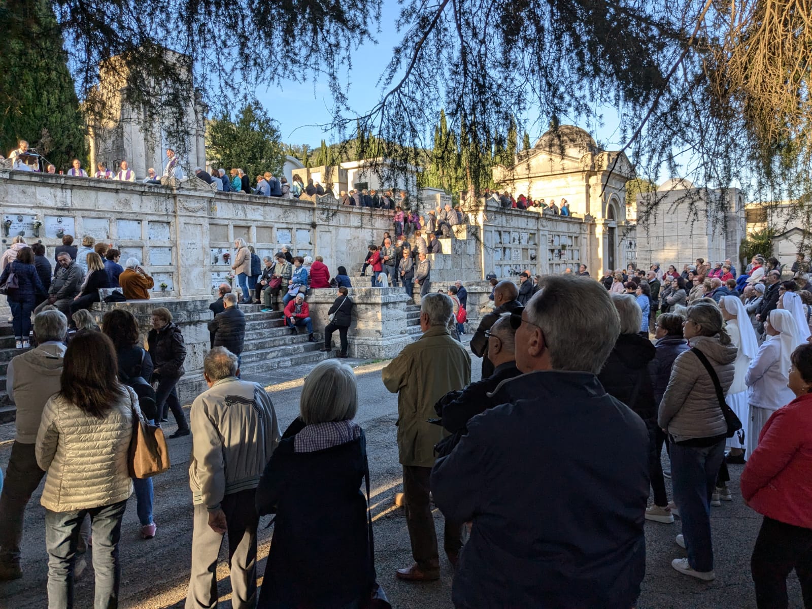 In centinaia al cimitero per ricordare i cari defunti, il vescovo Palmieri: «Chi non c’è più continua a camminare accanto a noi»