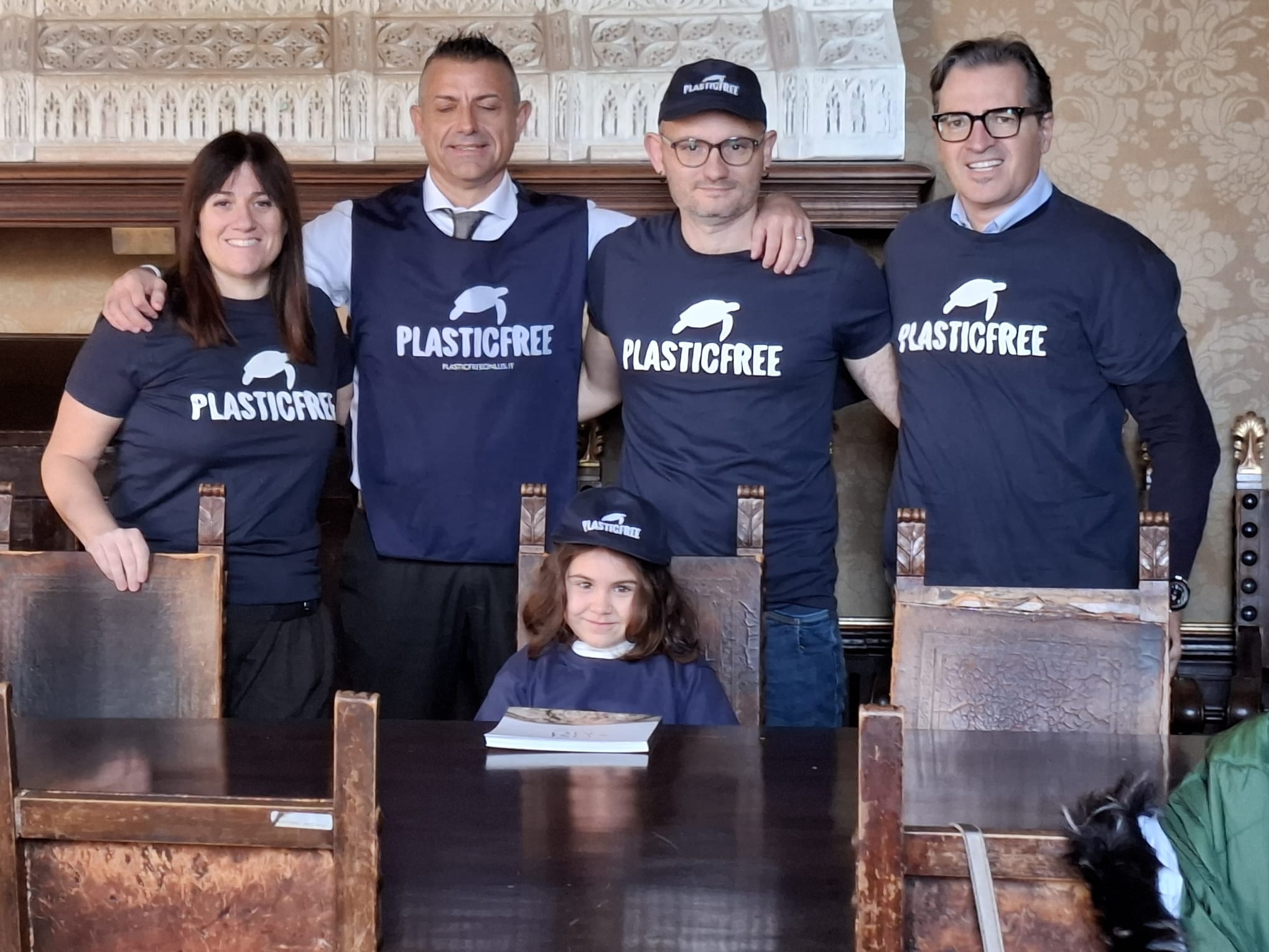 L’esempio della piccola Matilde: durante le passeggiate raccoglie cartacce e scarti di plastica