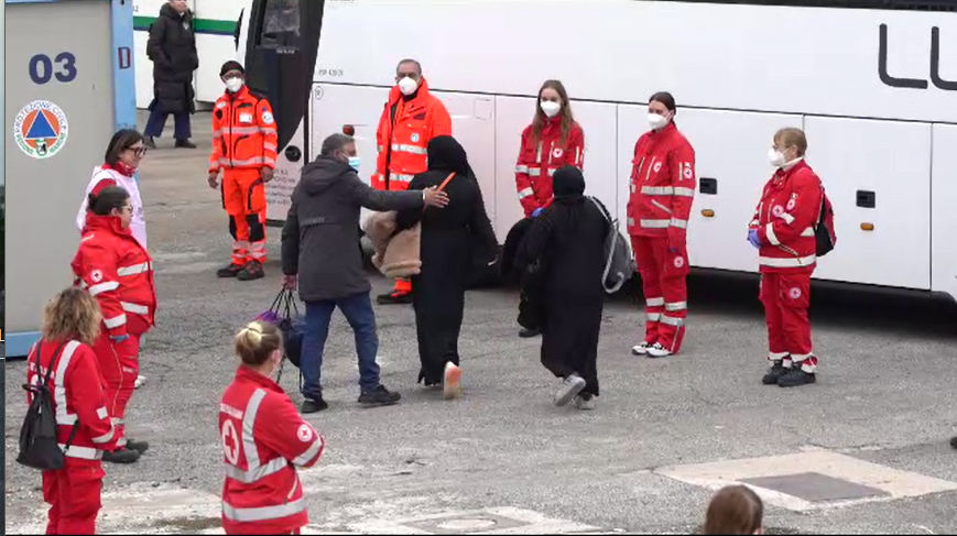 I 49 migranti sono sbarcati, tra loro anche una farmacista siriana: «Sogno di raggiungere l’Inghilterra»  <span> (Video) </span>