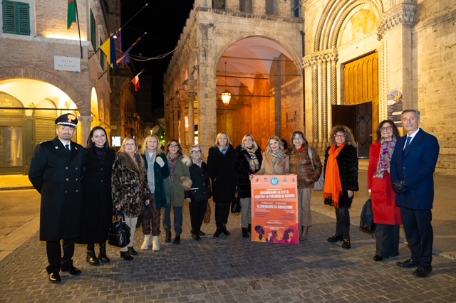 “No alla violenza sulle donne”: luoghi simbolo di Ascoli e San Benedetto illuminati di arancione fino al 10 dicembre<span> (Foto)