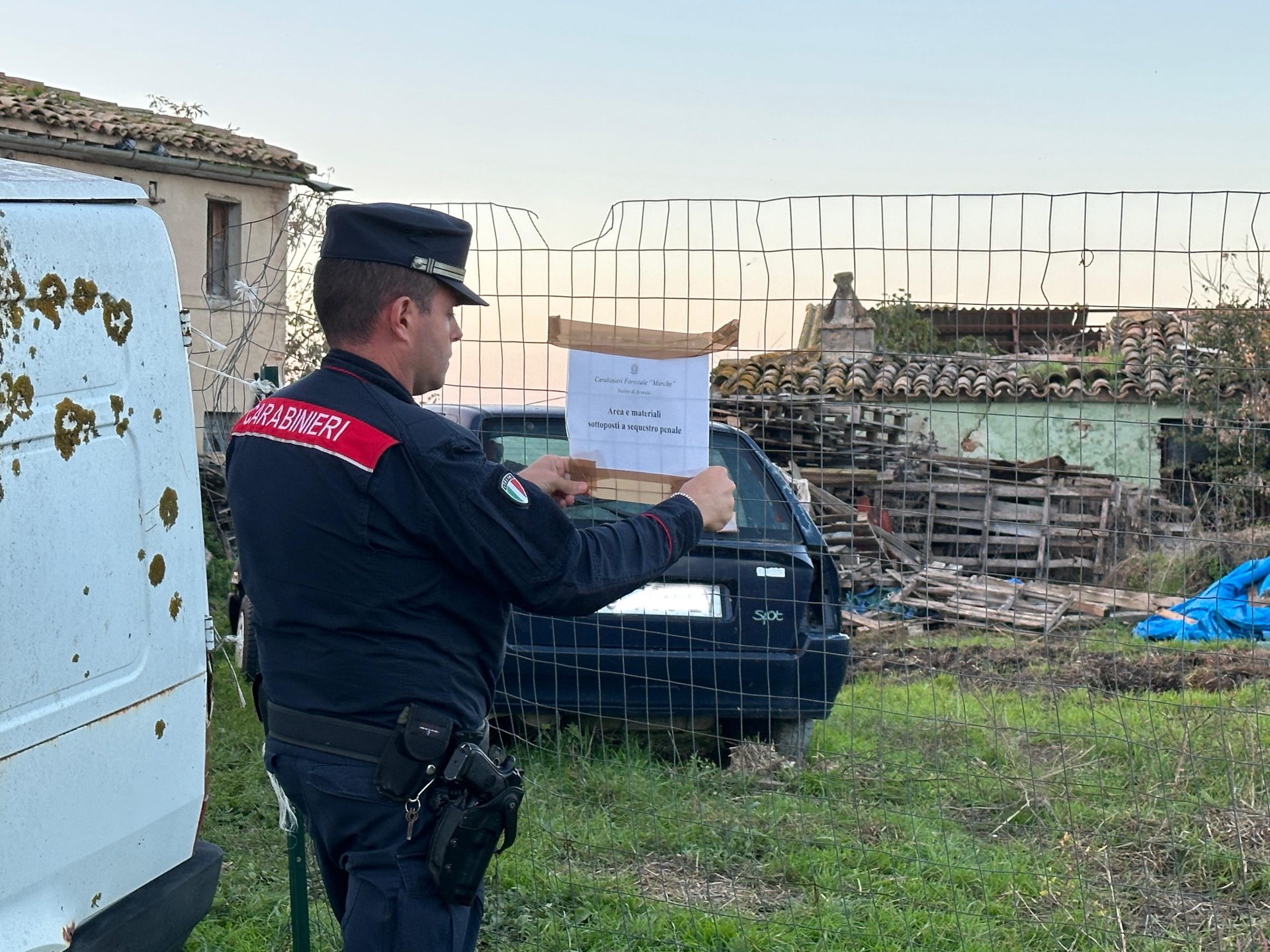 Senza acqua, in mezzo al letame: sequestrati 8 animali domestici, denunciate due persone