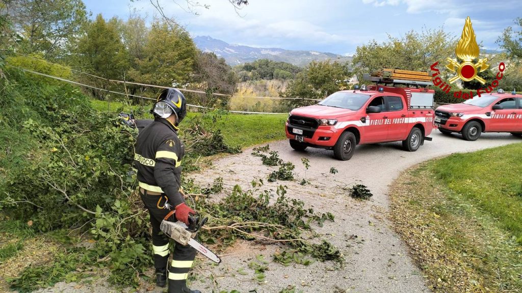 Vento forte sul Piceno, oltre venti interventi: messa in sicurezza la palestra dell’istituto “Ulpiani” <span> (Video) </span>