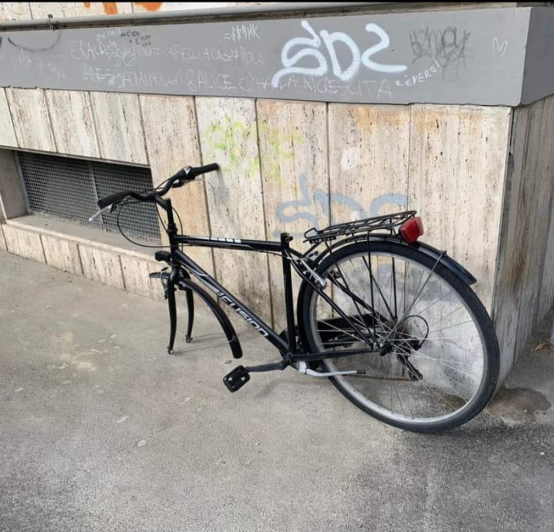 Ascoli “capitale delle biciclette”, ma spesso i veicoli sono lasciati ad intralciare il passaggio