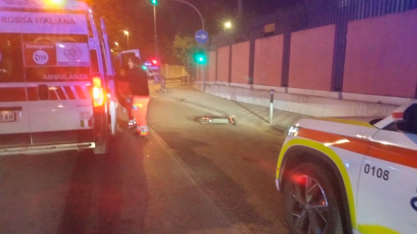 Cade con il monopattino e sbatte la testa sull’asfalto: 32enne in sala emergenza
