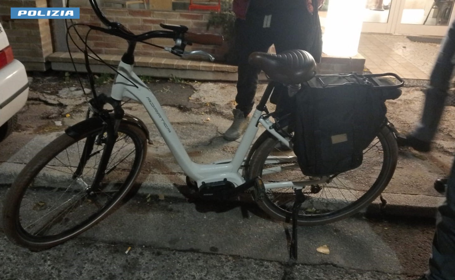 Riconosce una bici rubata ad agosto: <br> poliziotto fuori servizio <br> ferma e denuncia il ciclista