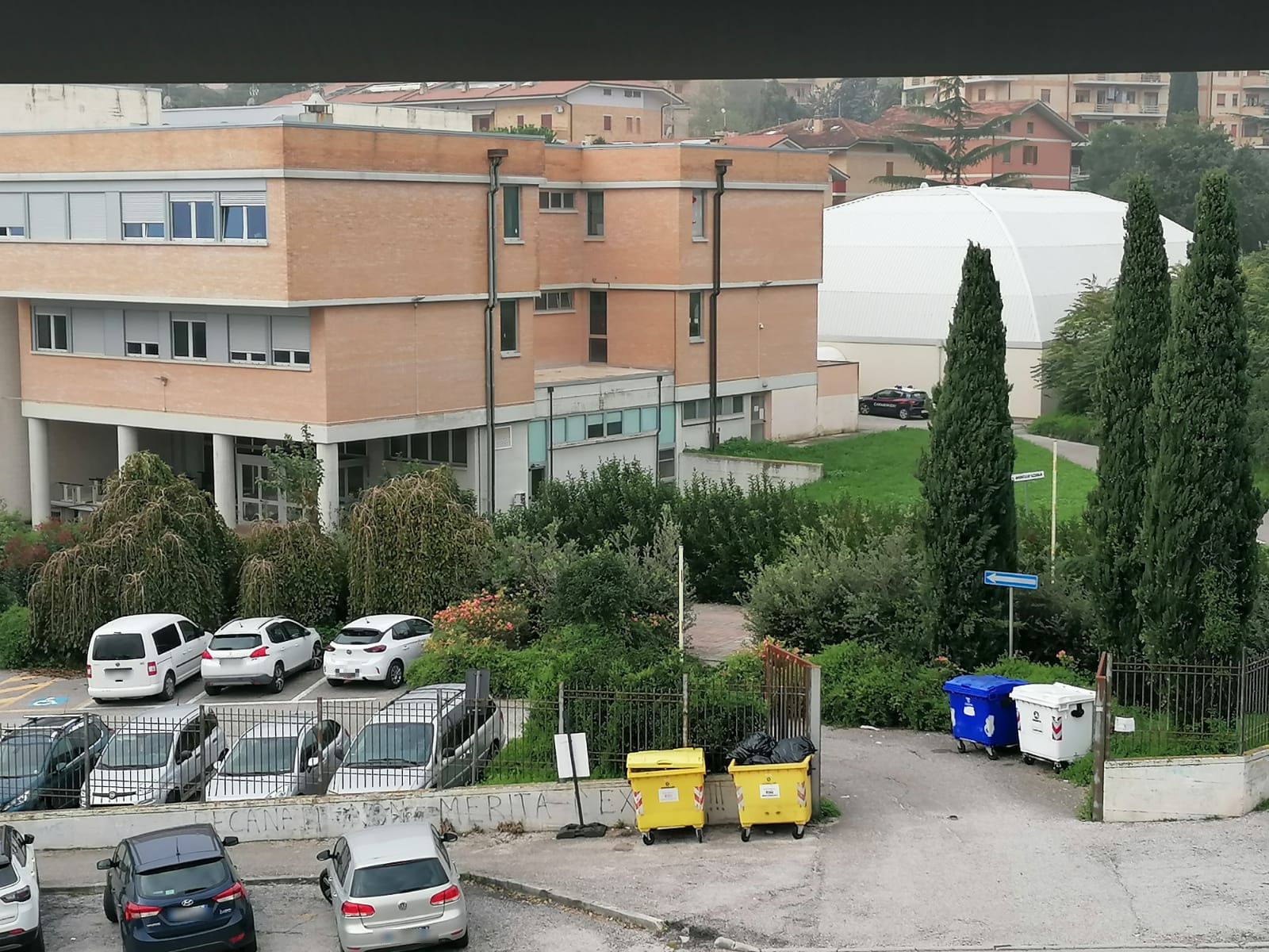 Precipita dalla finestra del liceo, ragazzina in prognosi riservata