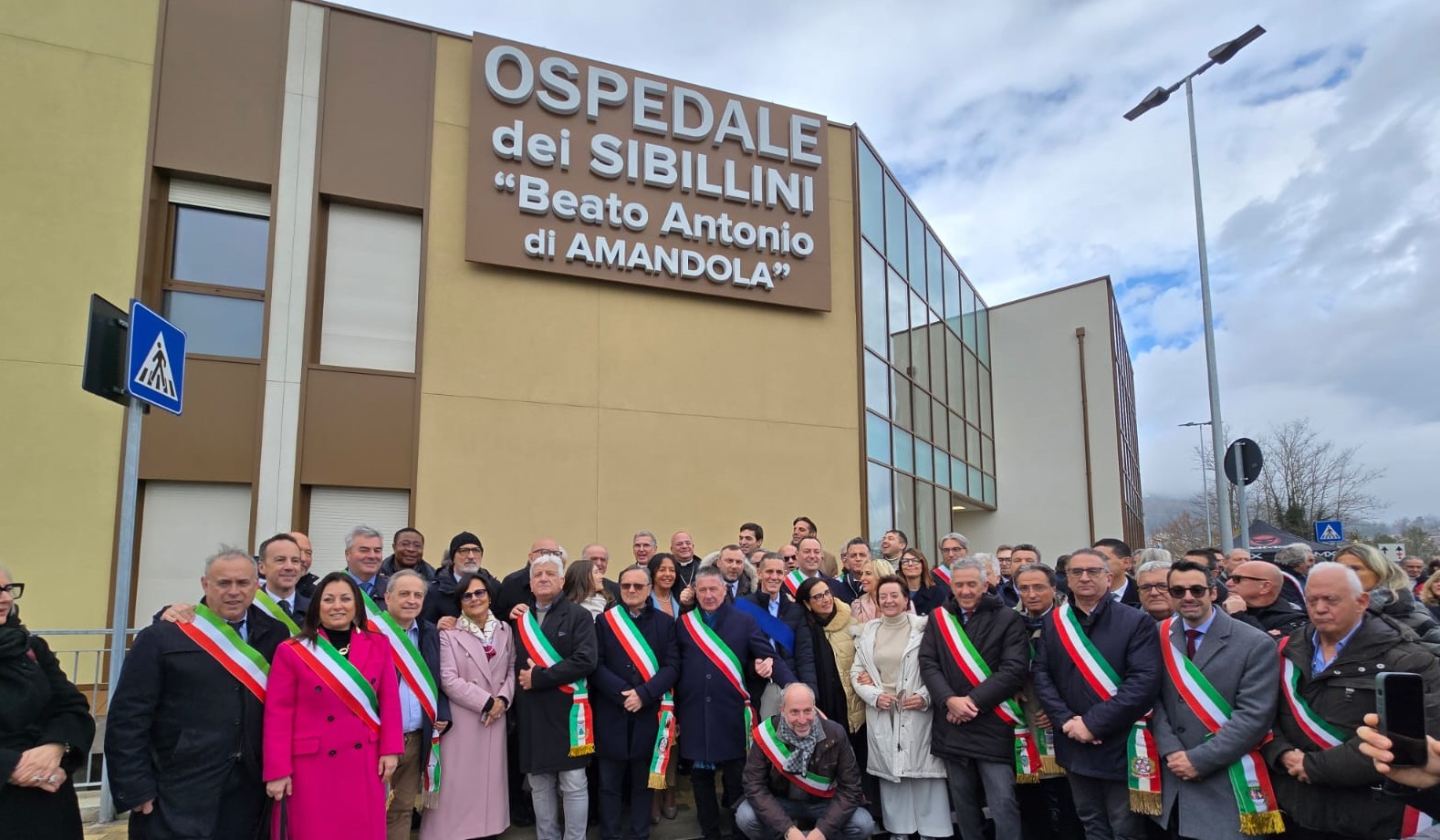 Inaugurato il nuovo ospedale dei Sibillini, Acquaroli: «Il miglior simbolo della ricostruzione»