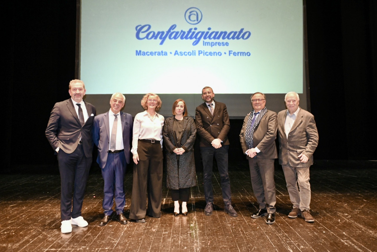 «Imprenditori, bisogna alzare lo sguardo e non farsi trascinare dalla routine» I Futuri possibili con Confartigianato «Imprenditori, bisogna alzare lo sguardo e non farsi trascinare dalla routine» I Futuri possibili con Confartigianato