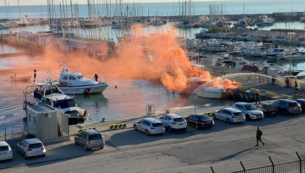 Spettacolare esercitazione antincendio e soccorso a persona al porto di San Benedetto <span> (Video)