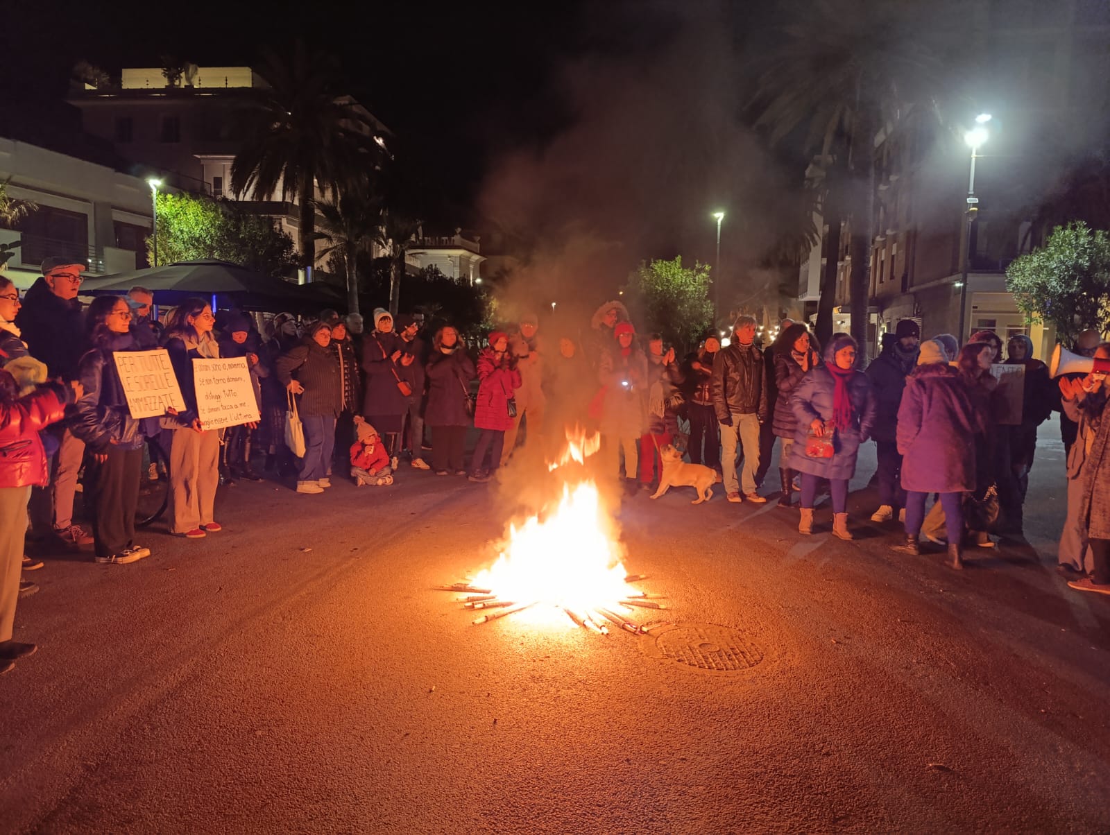 Fiaccolata contro la violenza di genere, in cento contro il “patriarcato femminicida” <span> (Foto)