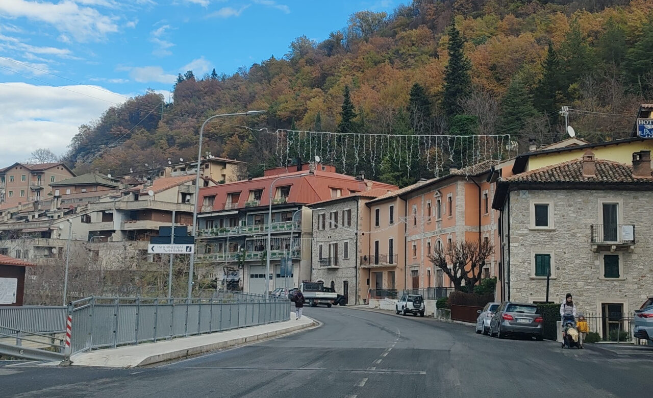 Progetto da 1,9 milioni per il percorso pedonale del centro ed il muro di contenimento