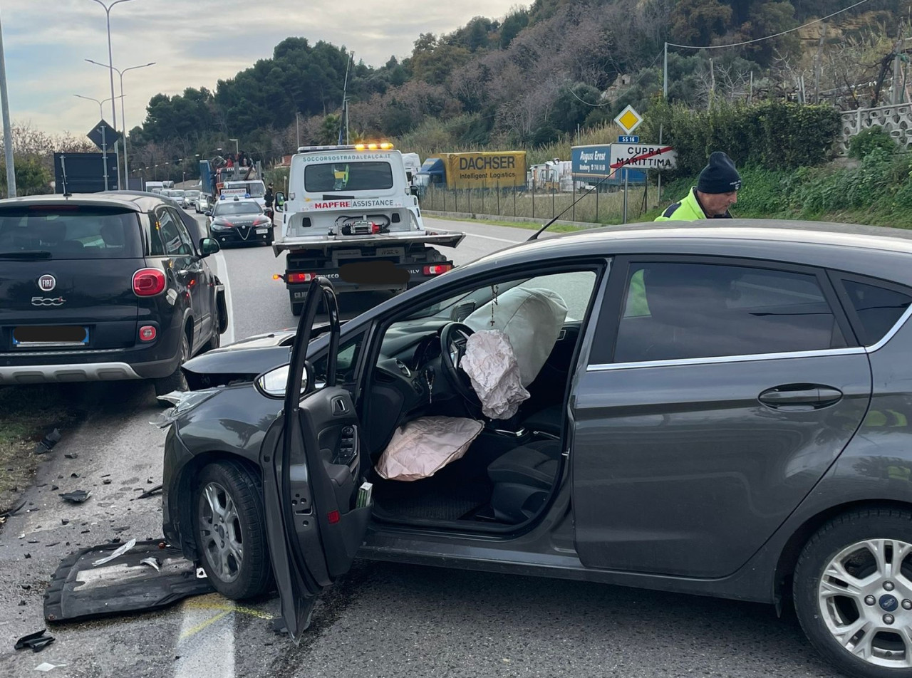 Frontale sulla Statale Adriatica: un uomo al Pronto Soccorso