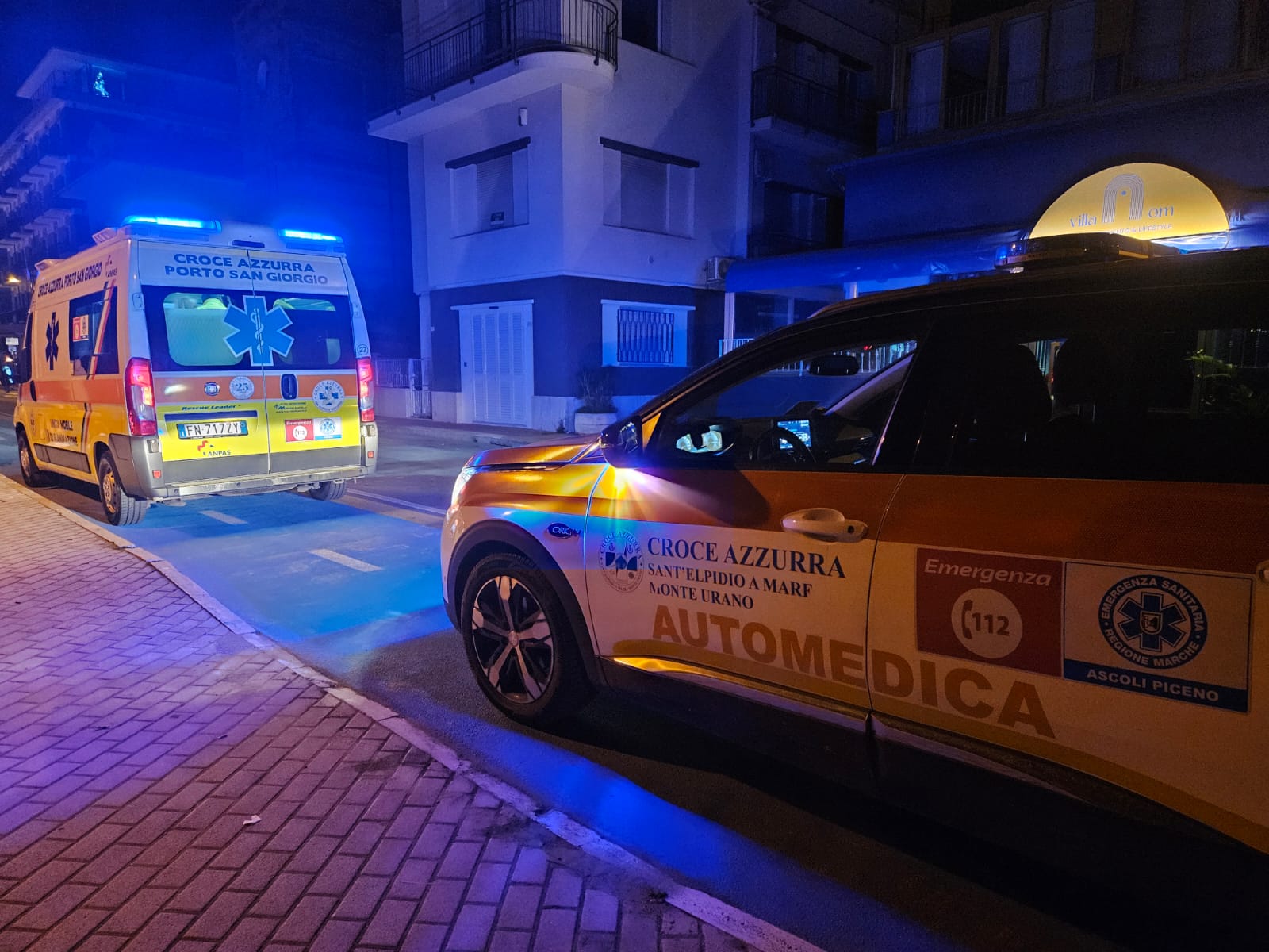 Rischia di annegare, ragazza soccorsa in mare da un amico