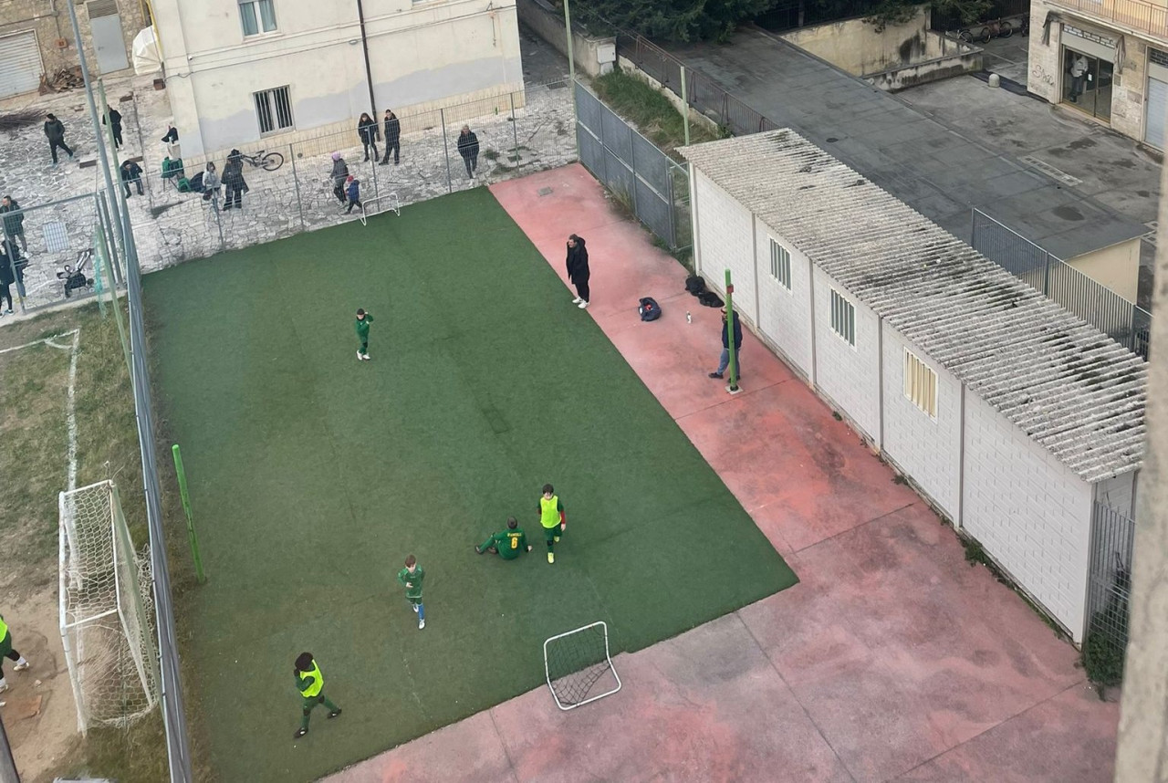«Un pericolo invisibile per i nostri ragazzi: il tetto in eternit del campetto»