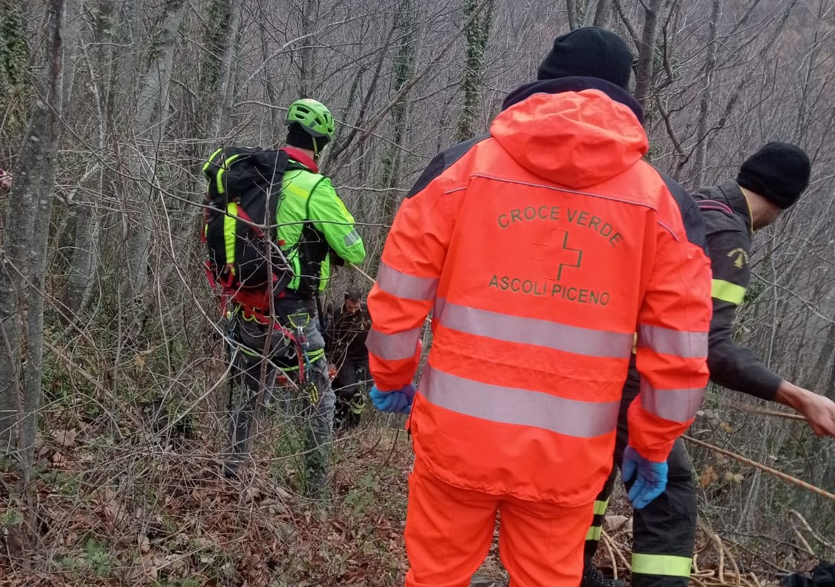 Cercatore di tartufi scivola lungo un pendio e finisce in un torrente