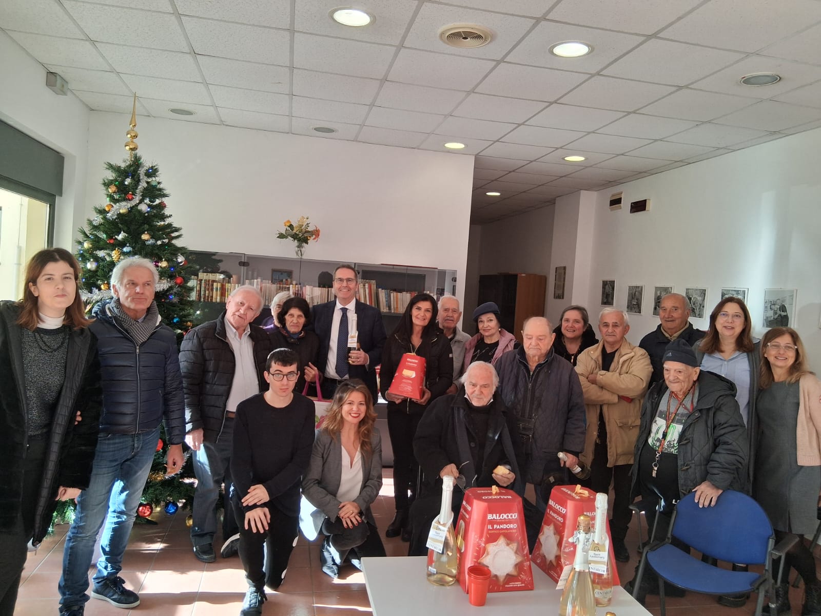 Il Natale bussa alle porte della Casa albergo “Ferrucci”, tra auguri e scambi di doni