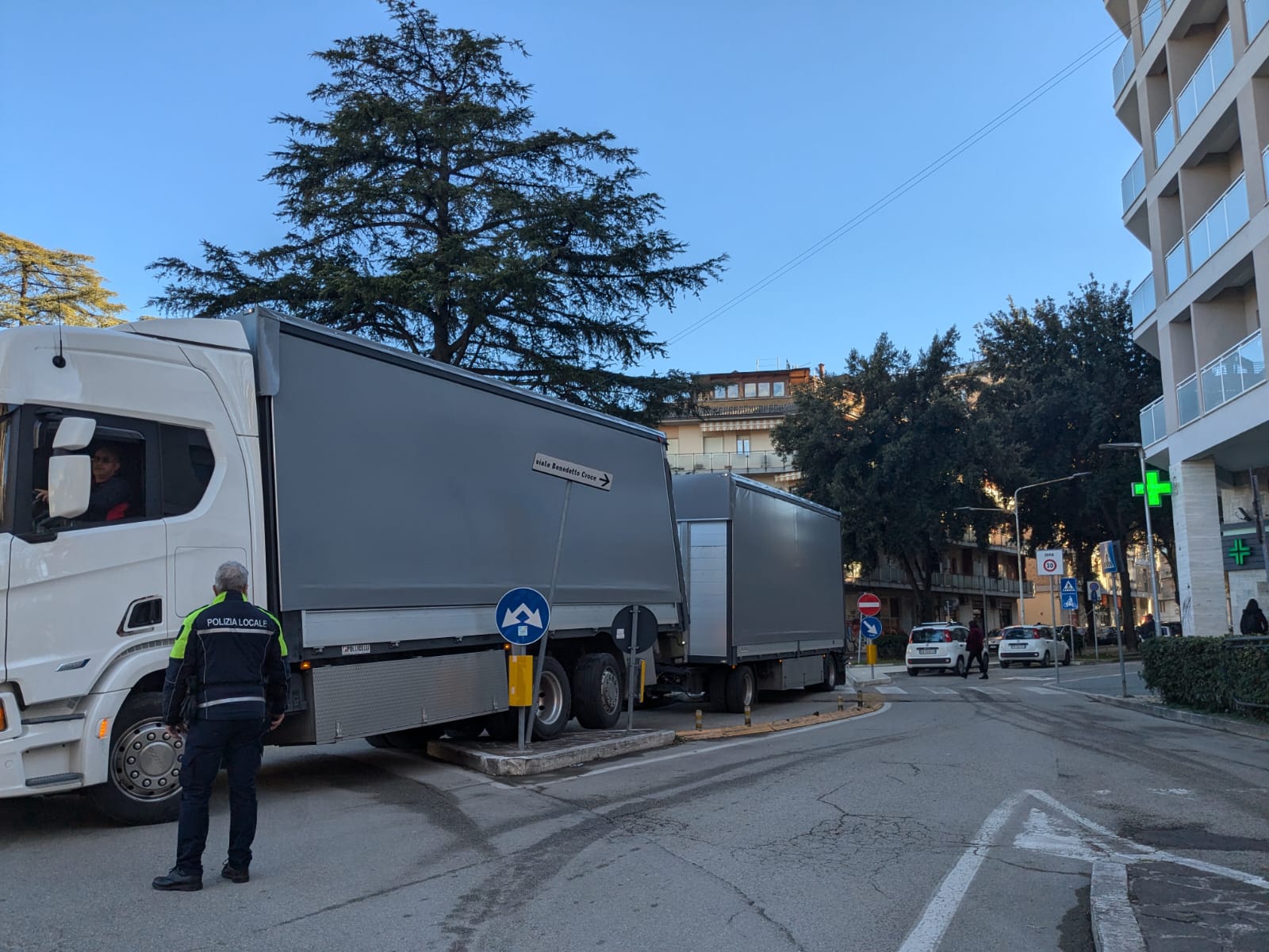 Camion sullo spartitraffico, circolazione in tilt a Porta Maggiore