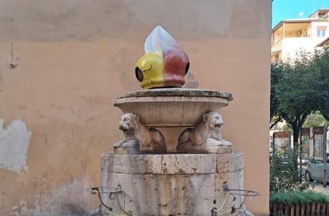 Sfregio alla Fontana dei cani: la “mascherano” da gelato