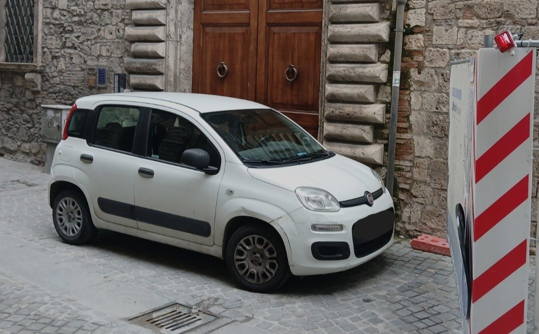 Auto parcheggiate davanti a portoni: tra cantieri e sosta selvaggia centro storico vicino al collasso 