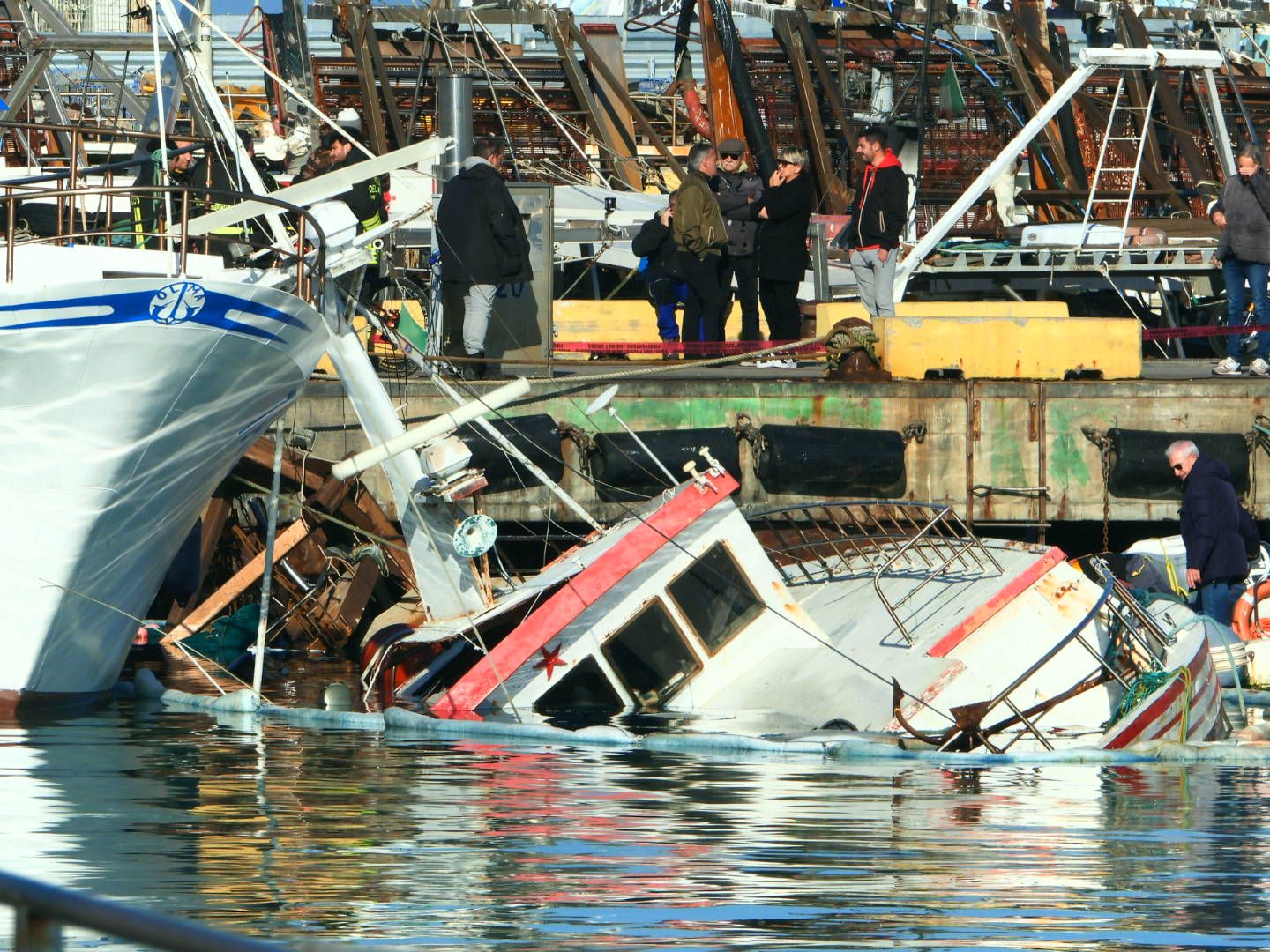 Peschereccio affonda al porto