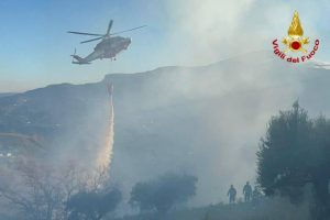 Incendio fra Monterocco e Villa Curti, vigili del fuoco al lavoro <span> (Video) </span> Incendio fra Monterocco e Villa Curti, vigili del fuoco al lavoro <span> (Video) </span>