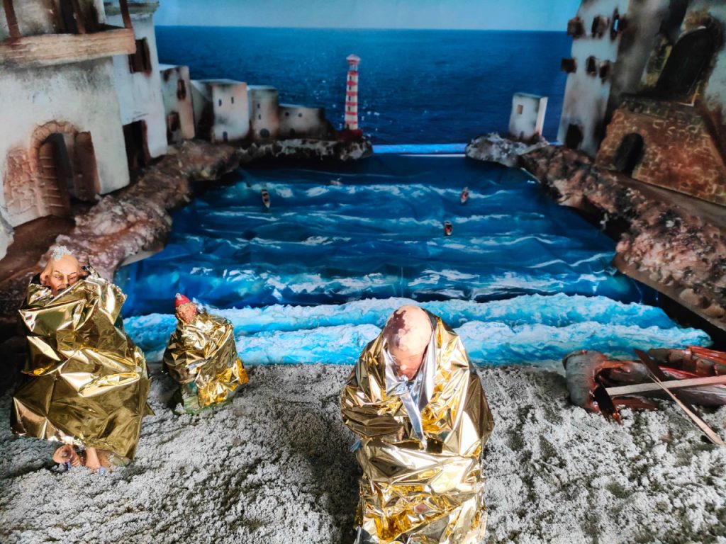 Porta Cartara, il presepe che tocca il cuore: davanti alla capanna i migranti affrontano il mare in tempesta <span> (Video e foto) </span>