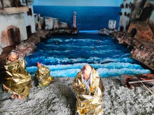 Porta Cartara, il presepe che tocca il cuore: davanti alla capanna i migranti affrontano il mare in tempesta <span> (Video e foto) </span>