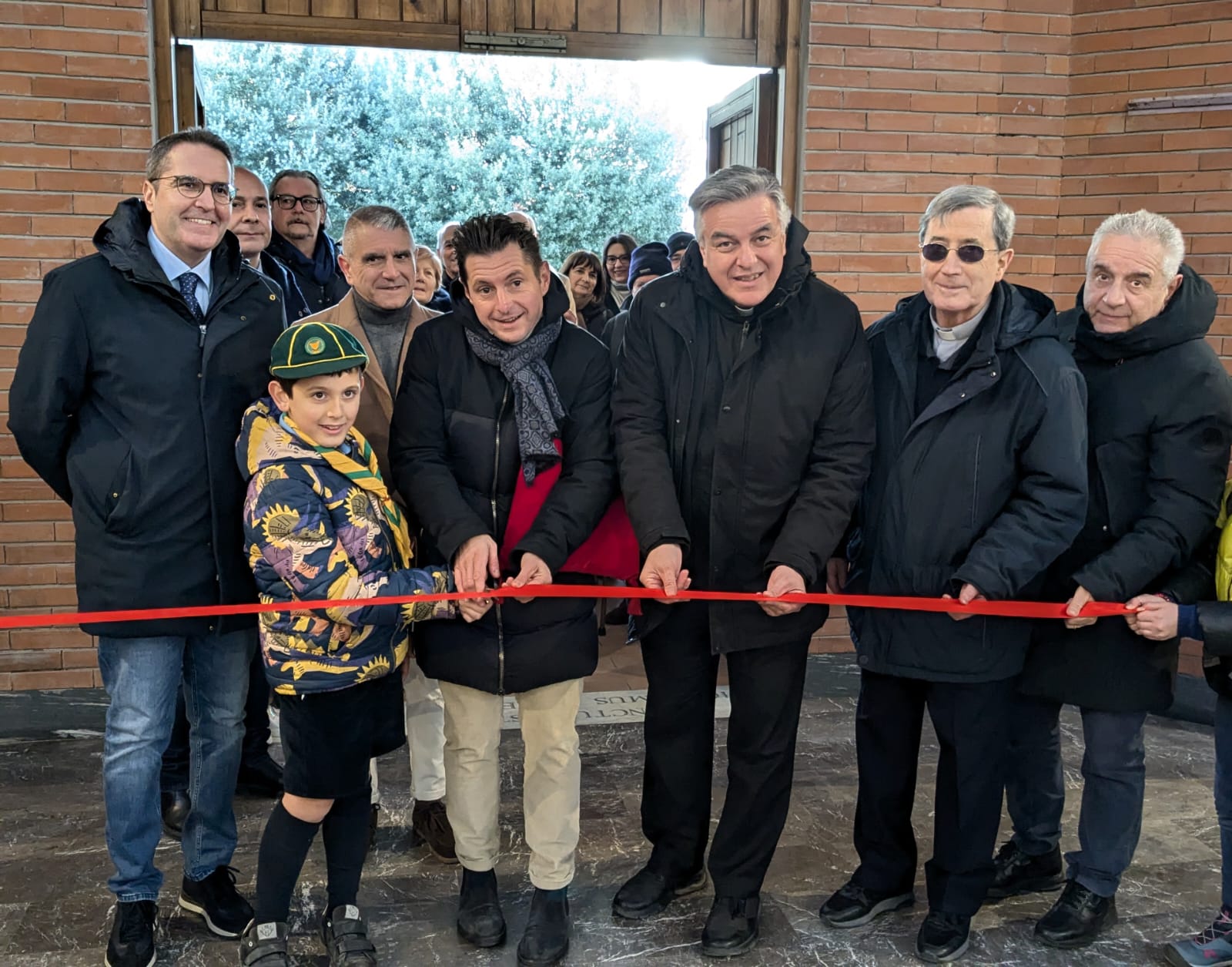 Una comunità in (doppia) festa a San Giacomo della Marca: chiesa riaperta per Natale e i 50 anni di sacerdozio di don Carlo Lupi