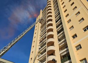Incendio nel grattacielo, ma è una simulazione: spettacolare intervento dei pompieri <span> (Video e foto) </span>