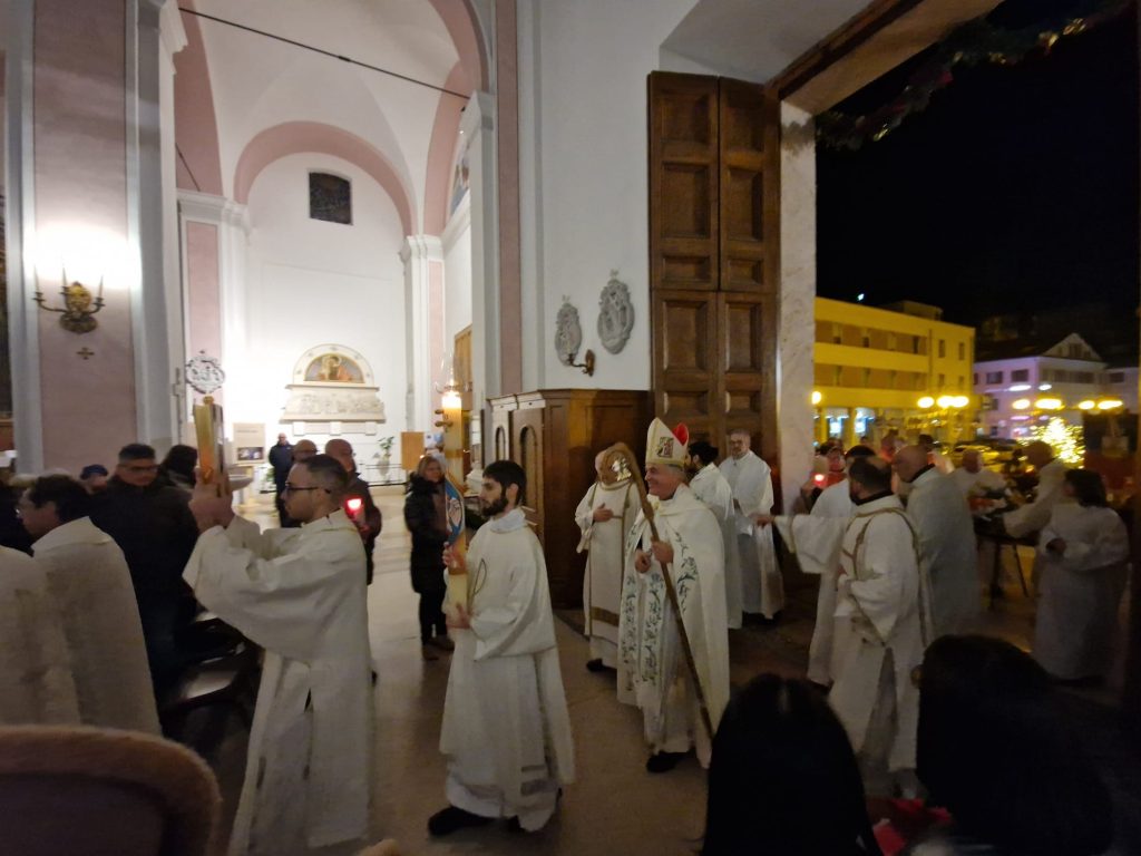Bagno di folla per l’apertura dell’Anno Santo, monsignor Palmieri: «Cristo sia nostro compagno di viaggio» <span> (Video e foto) </span>