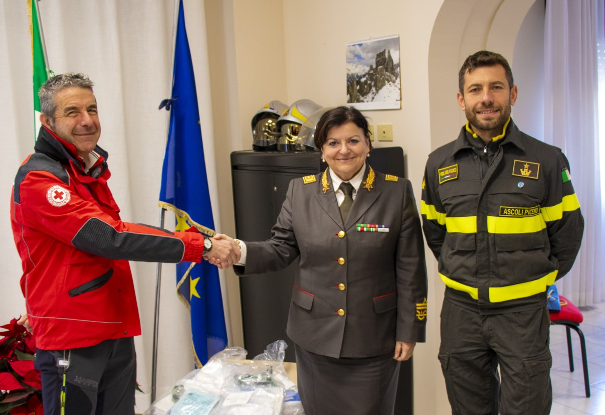 La Croce Rossa dona dispositivi di protezione ai Vigili del fuoco