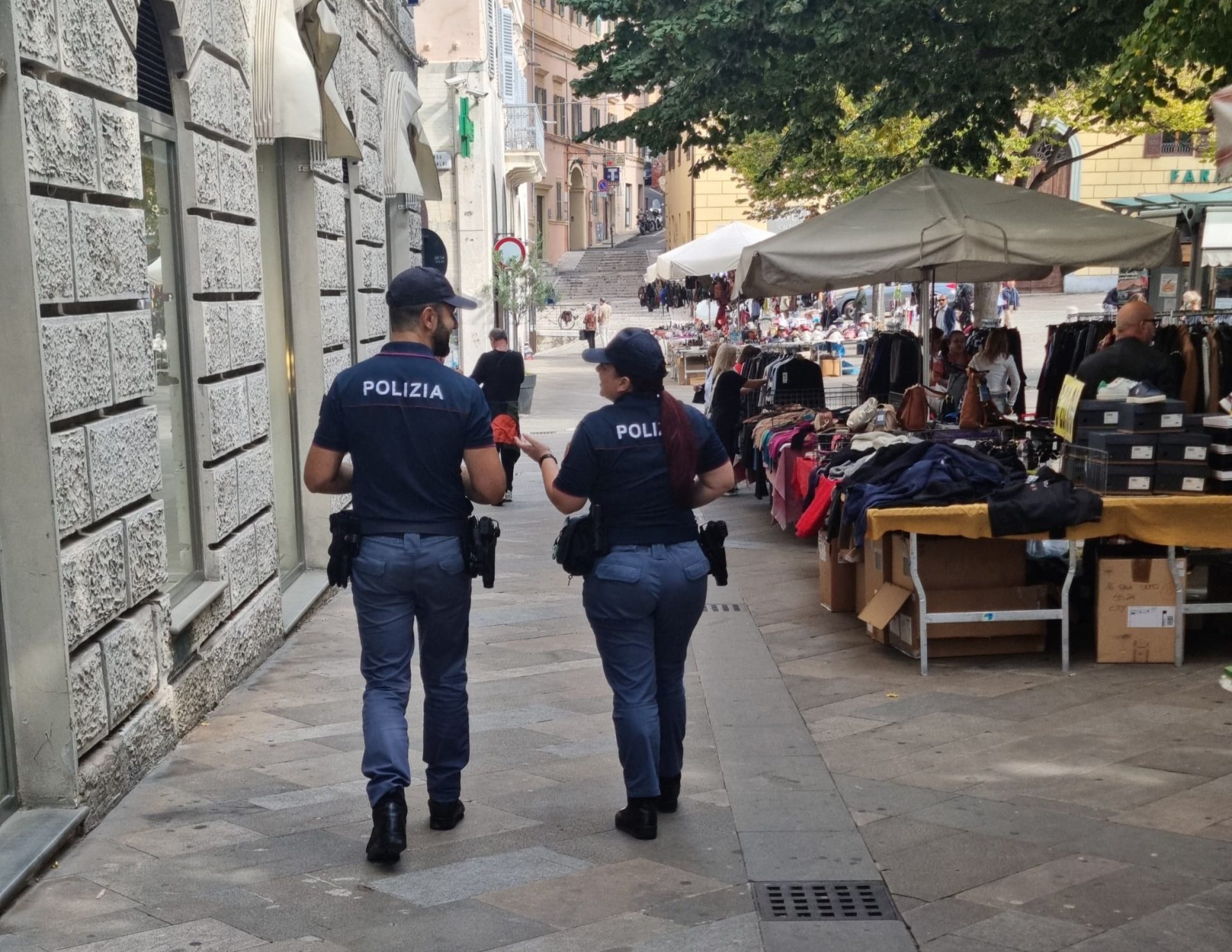 Si finge ragazza che vuole testare la fedeltà del fidanzato e chiede video intimi a “coetanee”: arrestato