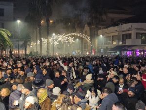 Capodanno col botto in piazza Giorgini: ballano in migliaia, tanti fuochi d’artificio, nonostante i divieti <span> (Video) </span>
