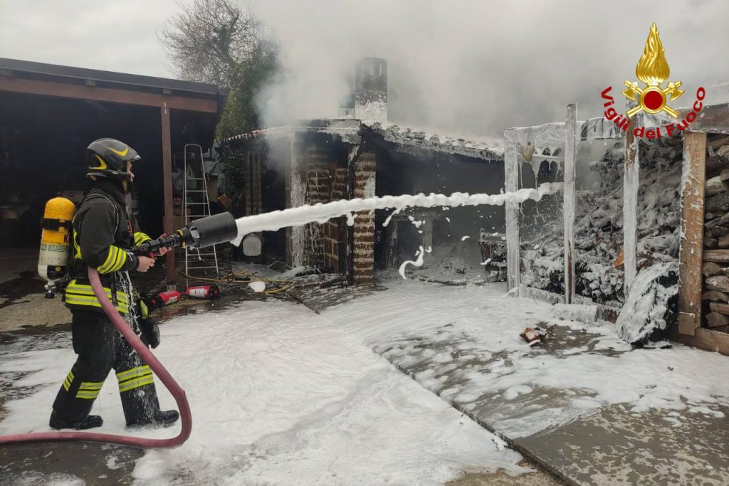 Forno e legnaia a fuoco, intervento dei pompieri <span> (Video) </span>